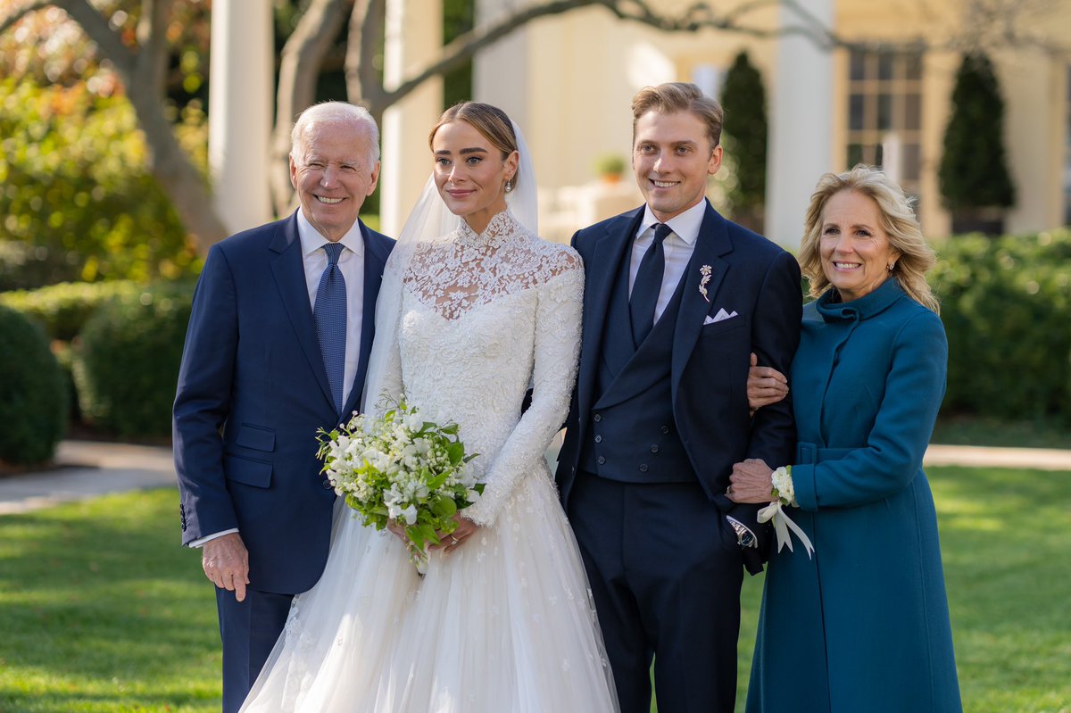 FLOTUS46Archive's tweet photo. Congratulations Naomi and Peter! We love you. https://t.co/aIEatnDQhm