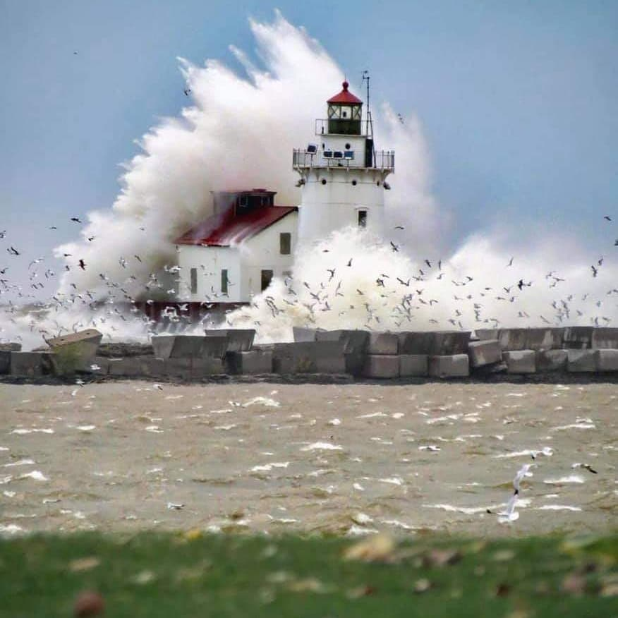 USLHS's tweet photo. From @Pier53Marine (edited): With inclement weather hitting eastern half of #LakeErie we're sharing photos of how unfavorable the lake can get. It's home to, experts estimate, 2000+ #shipwrecks, more than any of the #GreatLakes 
Photo: Cleveland Harbor West Pierhead Lighthouse https://t.co/nfev45X6TX