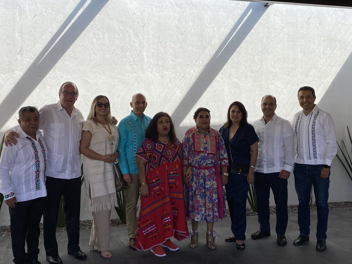 jorgeemijares's tweet photo. @OnexpoNacional presente en la inauguración de las nuevas instalaciones de empresarios #gasolineros de #Oaxaca 
Felicidades al Presidente de @EGEO_AC José Luis Ballesteros y a todo su equipo de trabajo por sus excelentes resultados. Enhorabuena!!! @jlbalmel 
#ONEXPO #EGEO https://t.co/GSIUcJXpY0