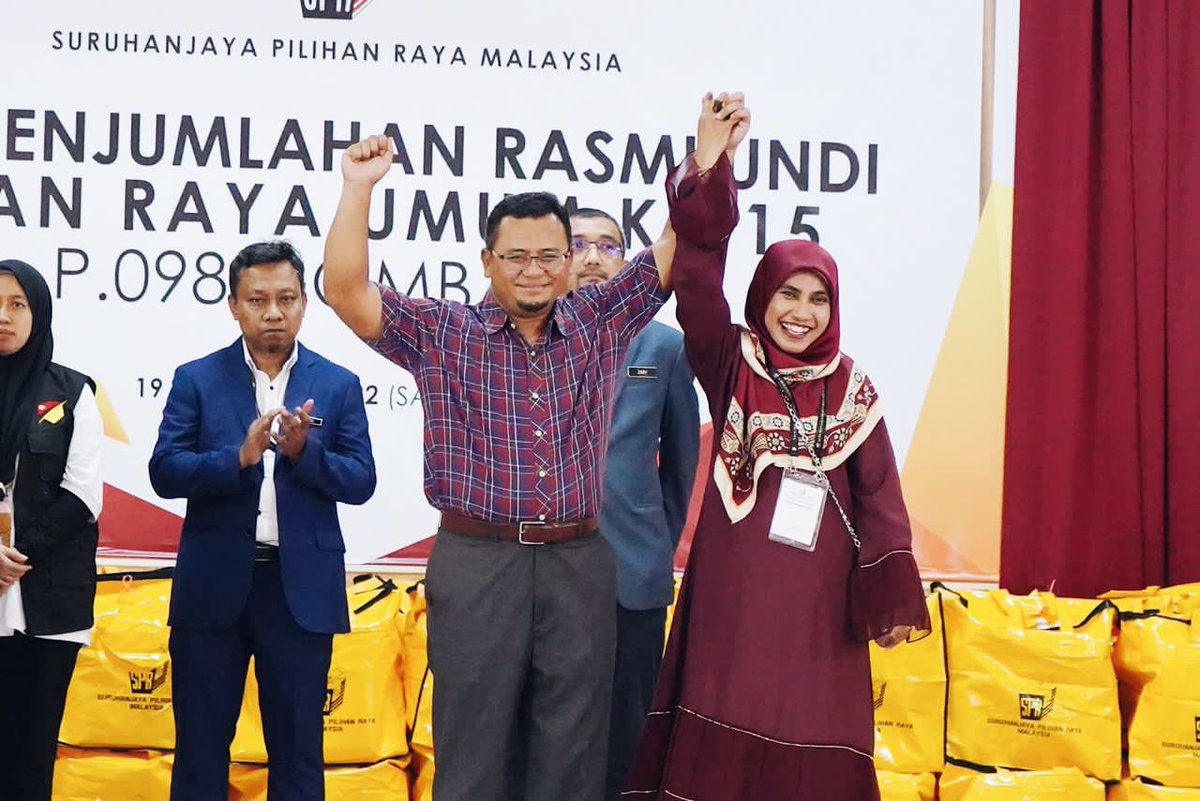 AmirudinShari's tweet photo. Alhamdulillah pihak SPR secara rasmi telah mengumumkan saya memenangi kerusi P098 Gombak dengan majoriti 12,729 undi. Saya ucap terima kasih kpd para pengundi Gombak, petugas SPR dan jentera Pakatan Harapan.
Ini adalah kemenangan bermaruah buat rakyat Gombak !
#GombakBermaruah https://t.co/36w7mlt8Ly