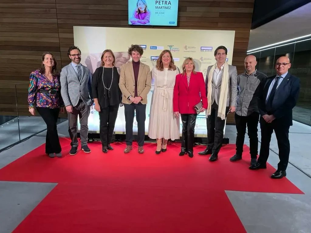 Comienza la gala de <a href="/secinesegovia/">SÉ_Cine - Muestra de Cine de Segovia</a> #SÉ_CINE con la alfombra roja dando la bienvenida a nuestros invitados, a la presentadora de la gala, <a href="/saraescu1981/">Sara Escudero</a> , y nuestra querida homenajeada #PetraMartínez

#SegoviaEsCultura 
@ayuntamientosegovia