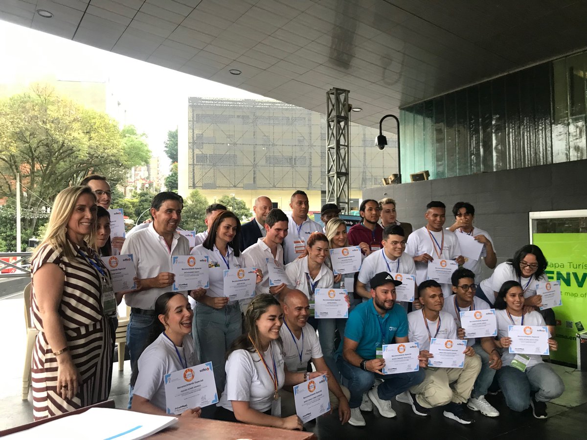 andresfvera's tweet photo. Jóvenes Creativos, liderado por Fundación Rofé (@tocaunavida). A través de la programación, aprenden a superar retos y se abren nuevas posibilidades. Hoy se encuentran además con una orquesta de jóvenes músicos de Fundación Amadeus. Inspirador! #LiderazgoDiferente. @AcumenAcademy https://t.co/EUSwgSBqXp