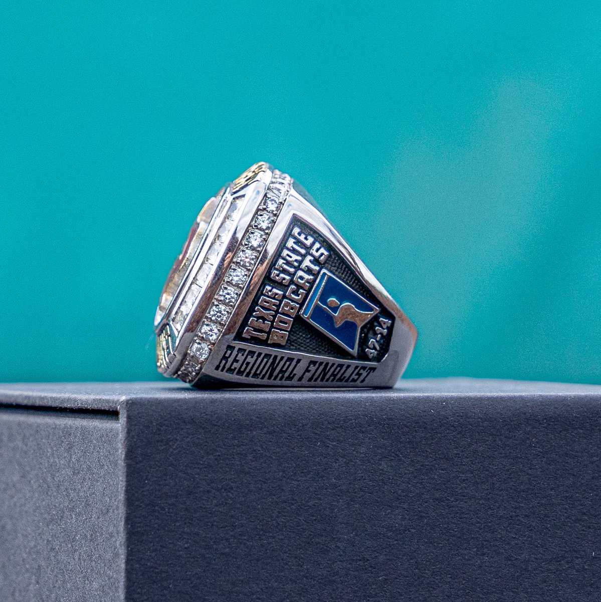 TxStateBaseball's tweet photo. 𝐓𝐡𝐞 𝟐𝟎𝟐𝟐 𝐂𝐡𝐚𝐦𝐩𝐢𝐨𝐧𝐬𝐡𝐢𝐩 𝐑𝐢𝐧𝐠 💍

#EatEmUp #SunBeltBSB https://t.co/22gzo3n99x