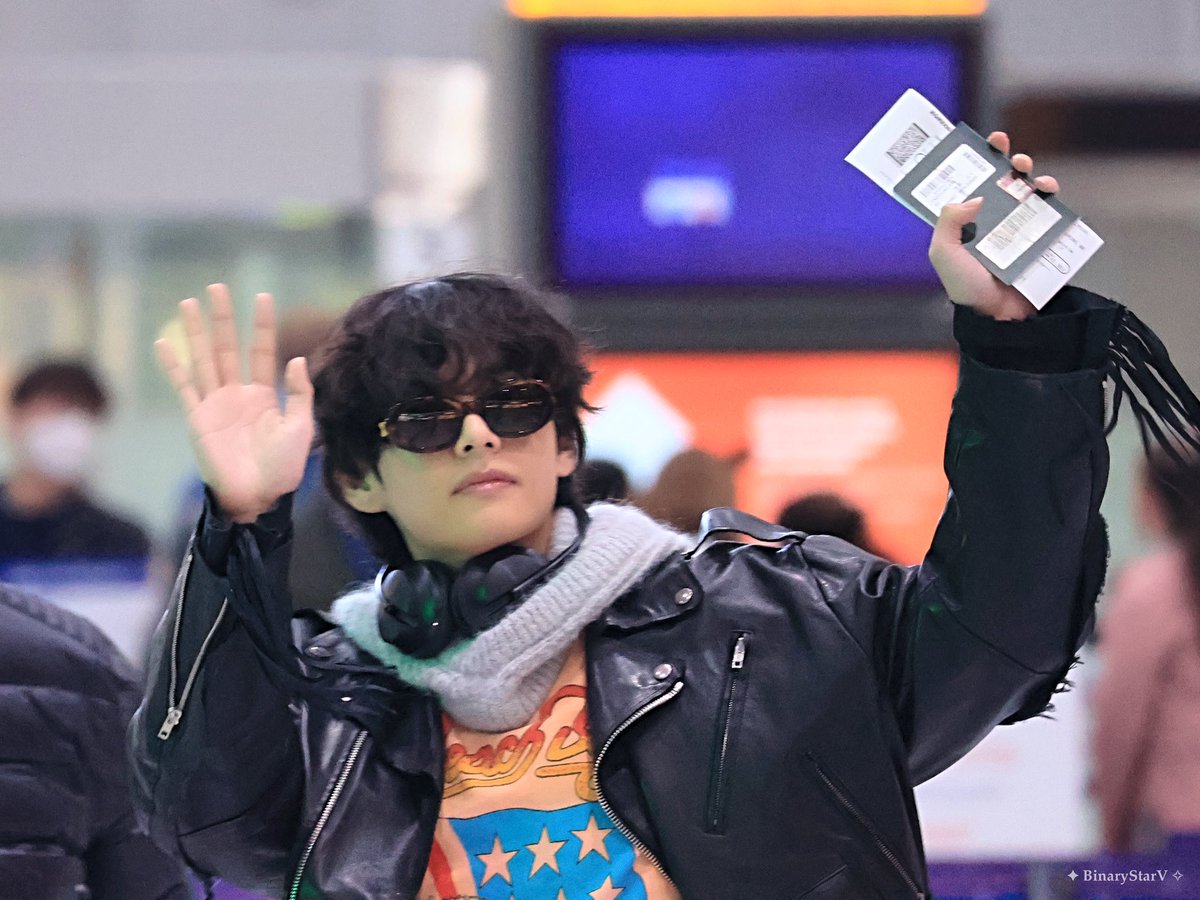TkTziyu's tweet photo. Taehyung is leaving Paris!!

There is no official confirmation where is he going yet!! We will see after he lands!!

HAVE A SAFE FLIGHT TAEHYUNG BABY♥ https://t.co/0DsaKtTjAl