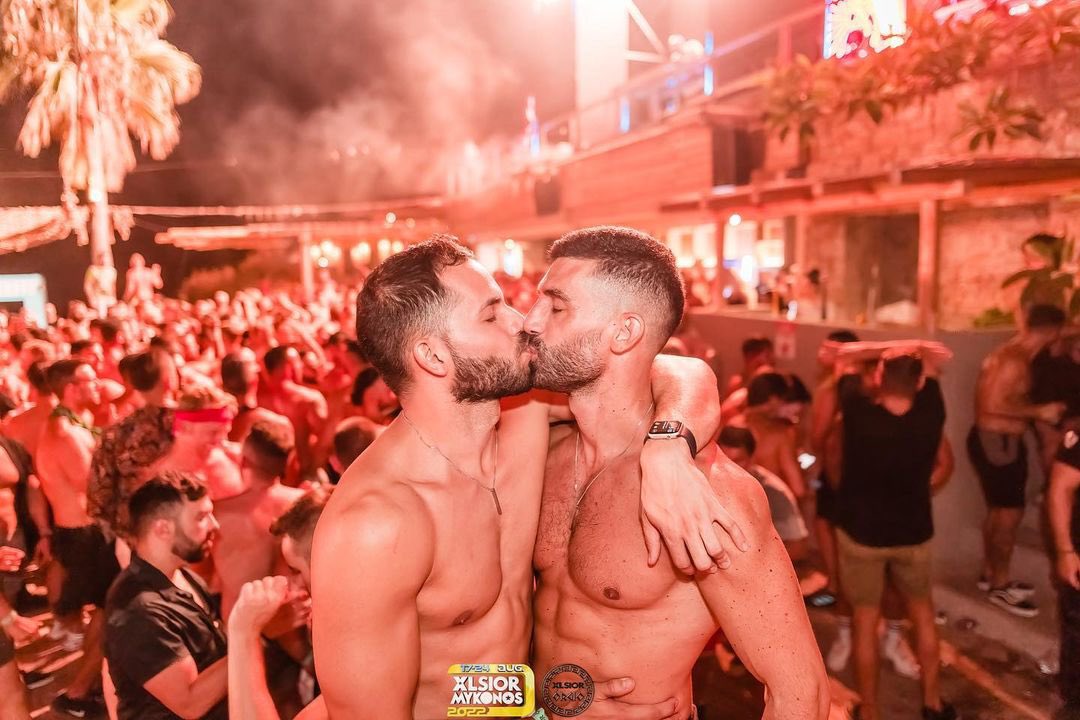 gaytravel4u's tweet photo. Summer kisses in Mykonos! Discover the best of the island and all you need to know about the Xlsior Party.
.
https://t.co/hDHec8Mzvr
.
#gaytravel #gaymykonos #mykonos #travel #greece #gayparty #xlsior #xlsiormykonos #circuitparty #gaysummer #gaysummer #xlsiormykonos https://t.co/4w3Oq8o5lL