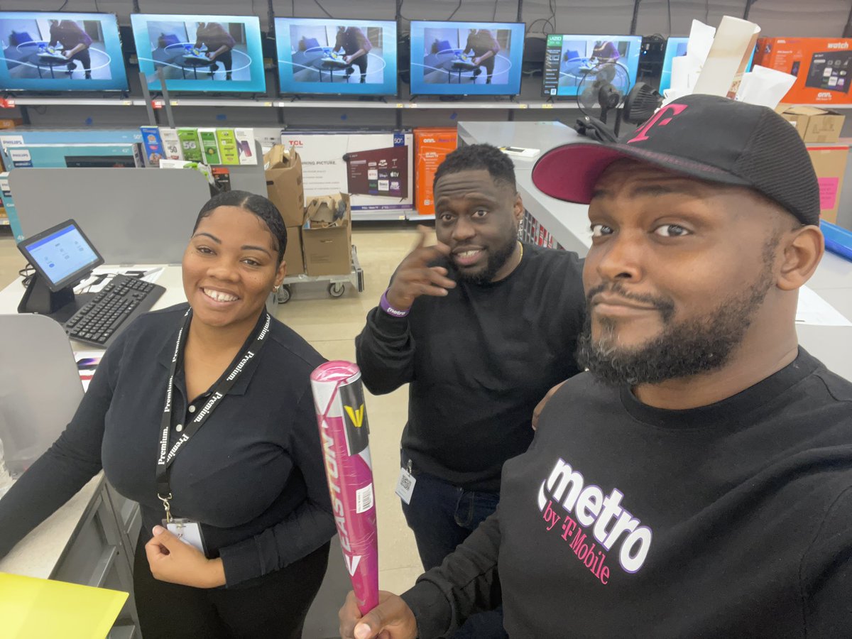 Out here giving some holiday pep talks to my <a href="/Walmart/">Walmart</a> squad! They’re going to knock it out the park (Dad jokes are in my DNA 🤷🏾‍♂️)!