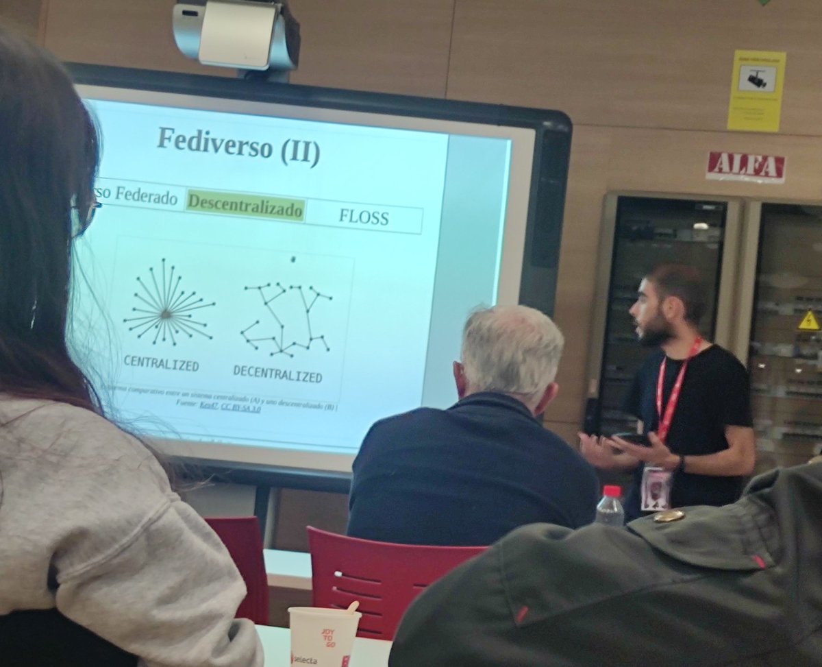 Cryptoparty_Es's tweet photo. El Fediverso, una federación de servidores abiertos para publicar contenido en la web. 
Conferencia de Pedro Lázaro, documentalista. https://t.co/yQHuusMSpp