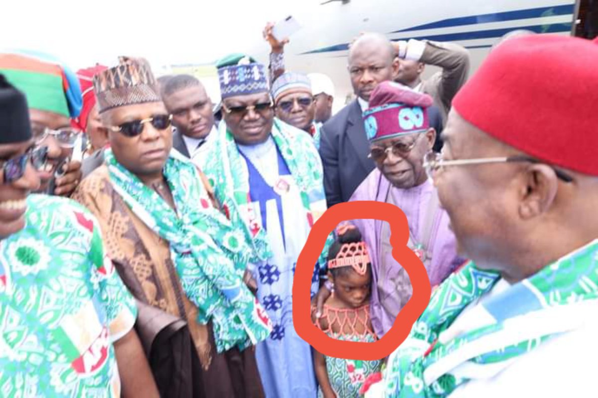 OnomeEv's tweet photo. Delta State is Sheriffied and PDP only we are for Atíku Okowa and PDP.
It very clear that APC is Dead in Delta State. Our little daughter rejected baba Emilokan with no smiling 😂
A Senate President tell Deltan to Vote for APC to compare with Yobe bust my head hw can we for BH 😂 https://t.co/EVXfLhJAaZ