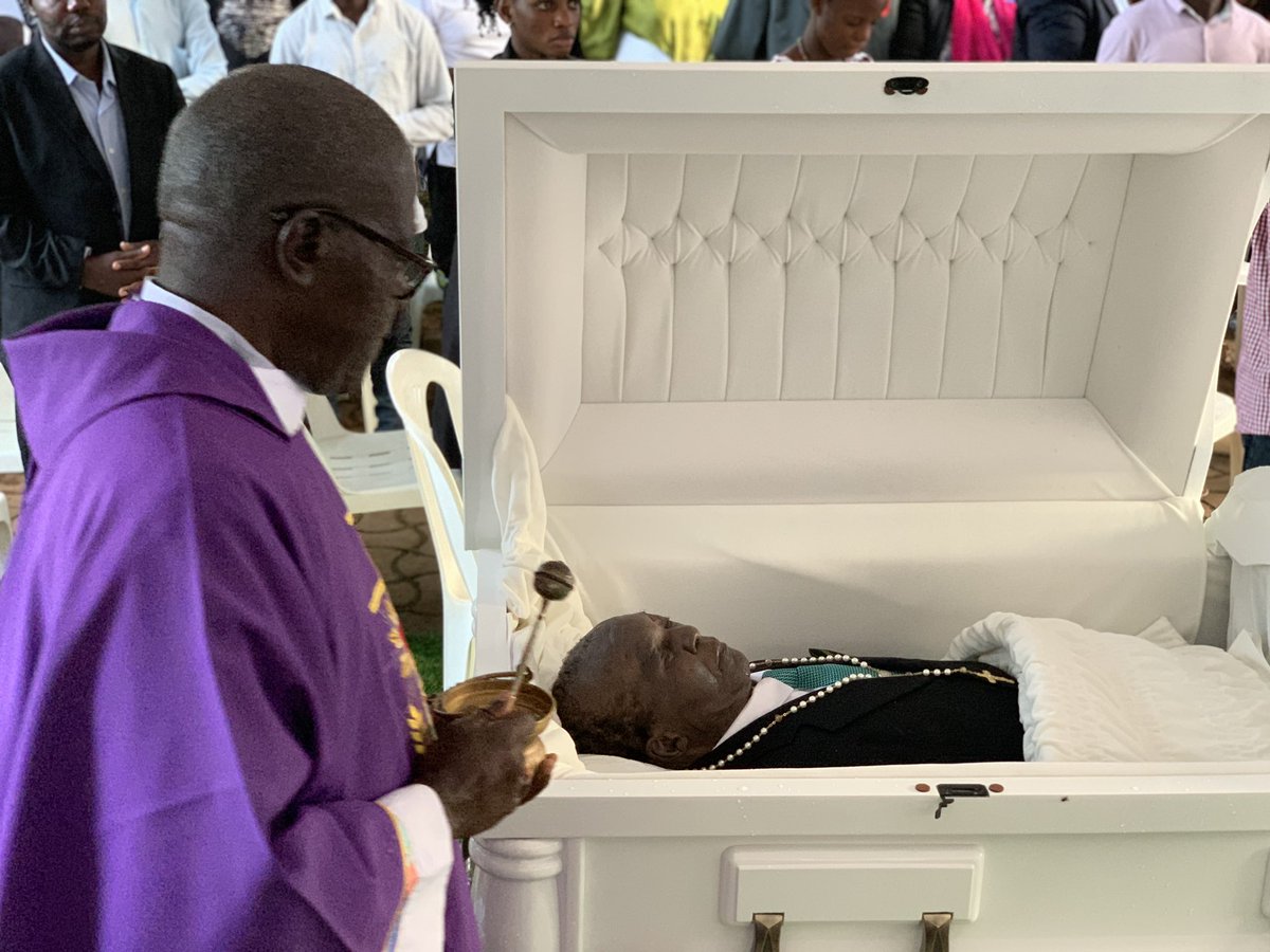 JuliusDumba1's tweet photo. Requiem mass at the late Dr Ssemo’s residence at Rubaga. #RIPSsemo https://t.co/mVylJuHo8e