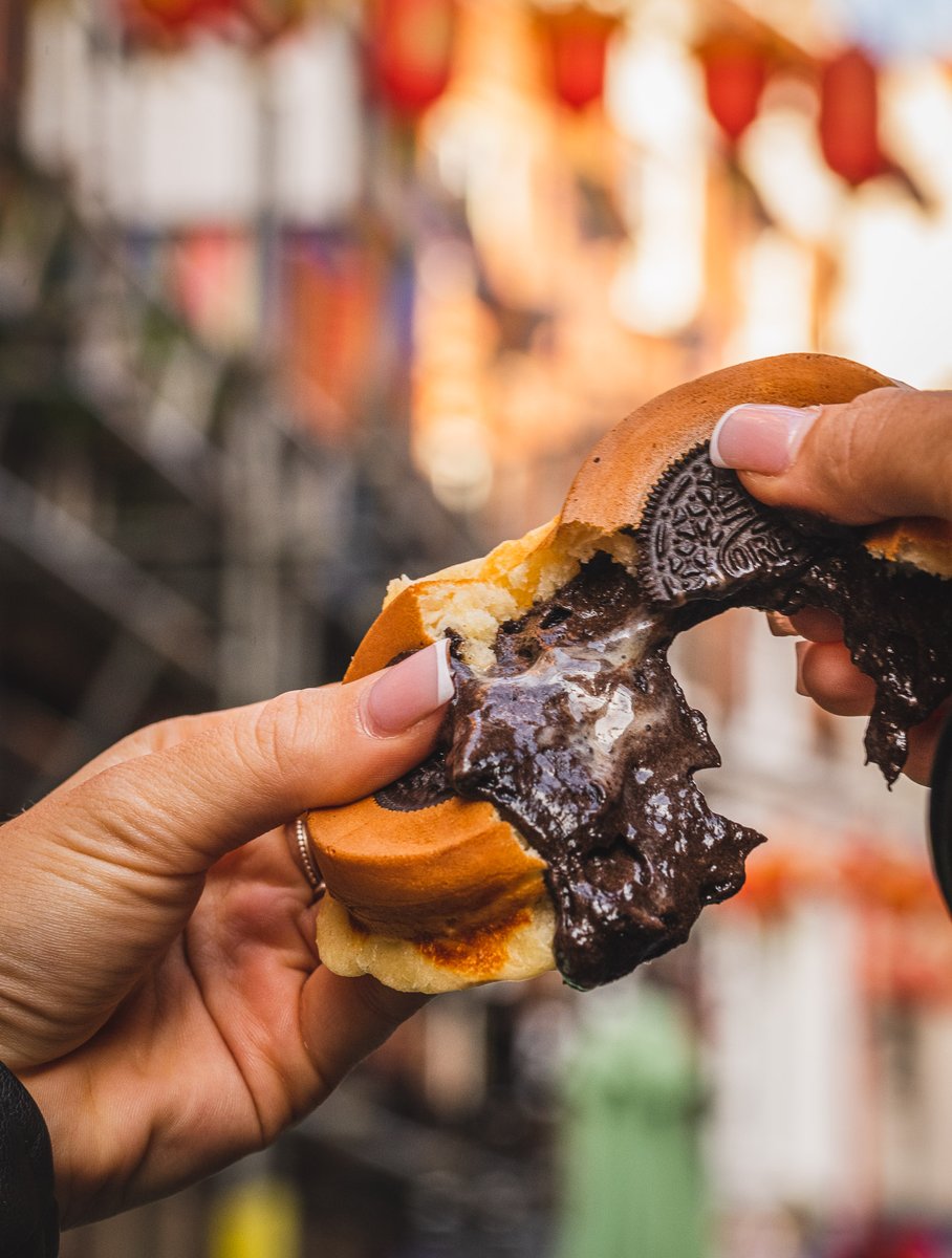 ChinatownLondon's tweet photo. Have you tried @dragoncatcafe.chinatown yet? The home of the humble wheelcake.

Wheelcakes are soft and fluffy Taiwanese pancakes filled with a creamy middle!

#wheelcake #chinatownlondon #dragoncatcafe #oreo https://t.co/knSuTtgfIl