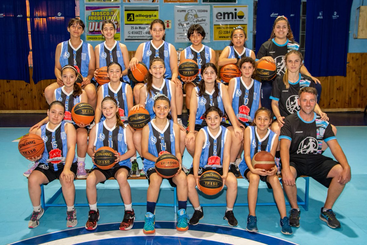 ClubFerroDeOlav's tweet photo. #BasquetFemenino 🏀 Ferro presentó las camisetas de todas la categorías, inferiores y primera 🙌 La adquisición fue gracias al aporte de la subcomisión, padres y empresas, sin costo para las familias. 

👉 Este domingo, pre mini y mini viajan a Necochea para un encuentro 🙌 https://t.co/furBrqpdlv
