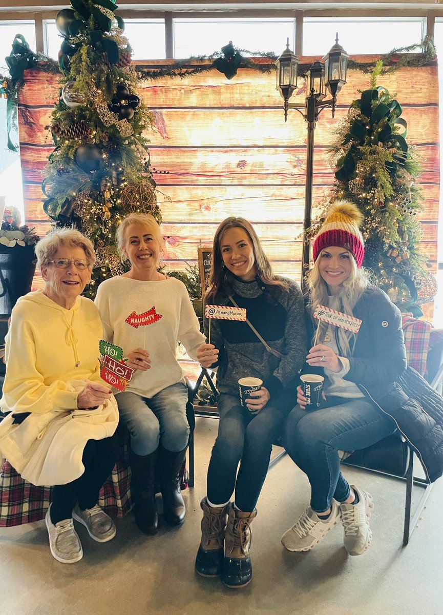 🌟Photo Booth Designer Amber Musgrave of Ash + Manor and her family looking lovely on her set! 🌟