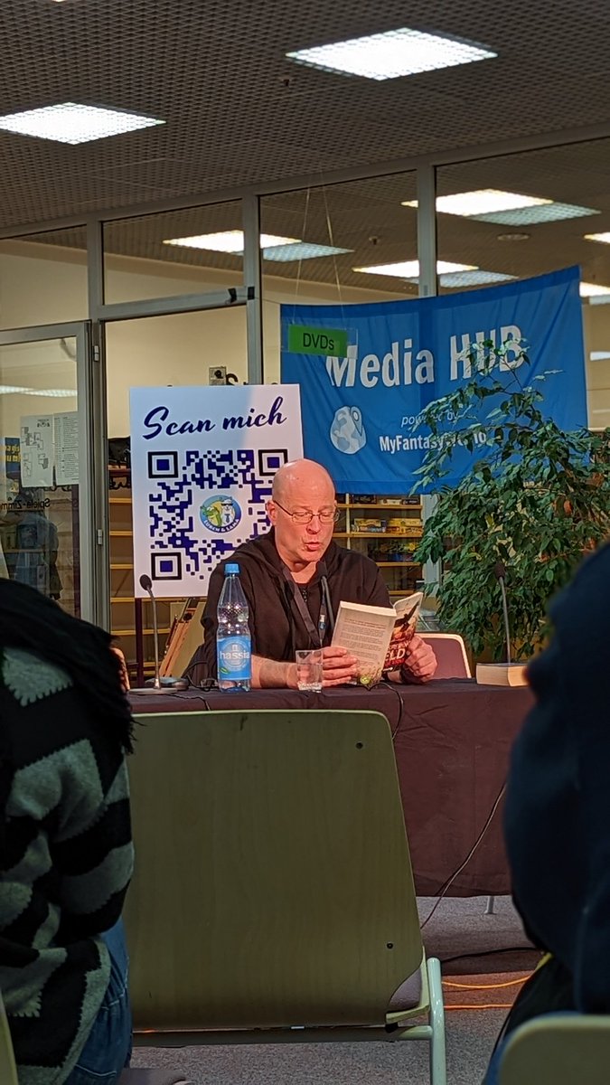 KaiFrerich's tweet photo. Mitreißende Lesung vom großartigen @tomfinnautor aus "Whispering Fields" und "Weisser Schrecken" auf der #DreieichCon. https://t.co/rRFX84T51l