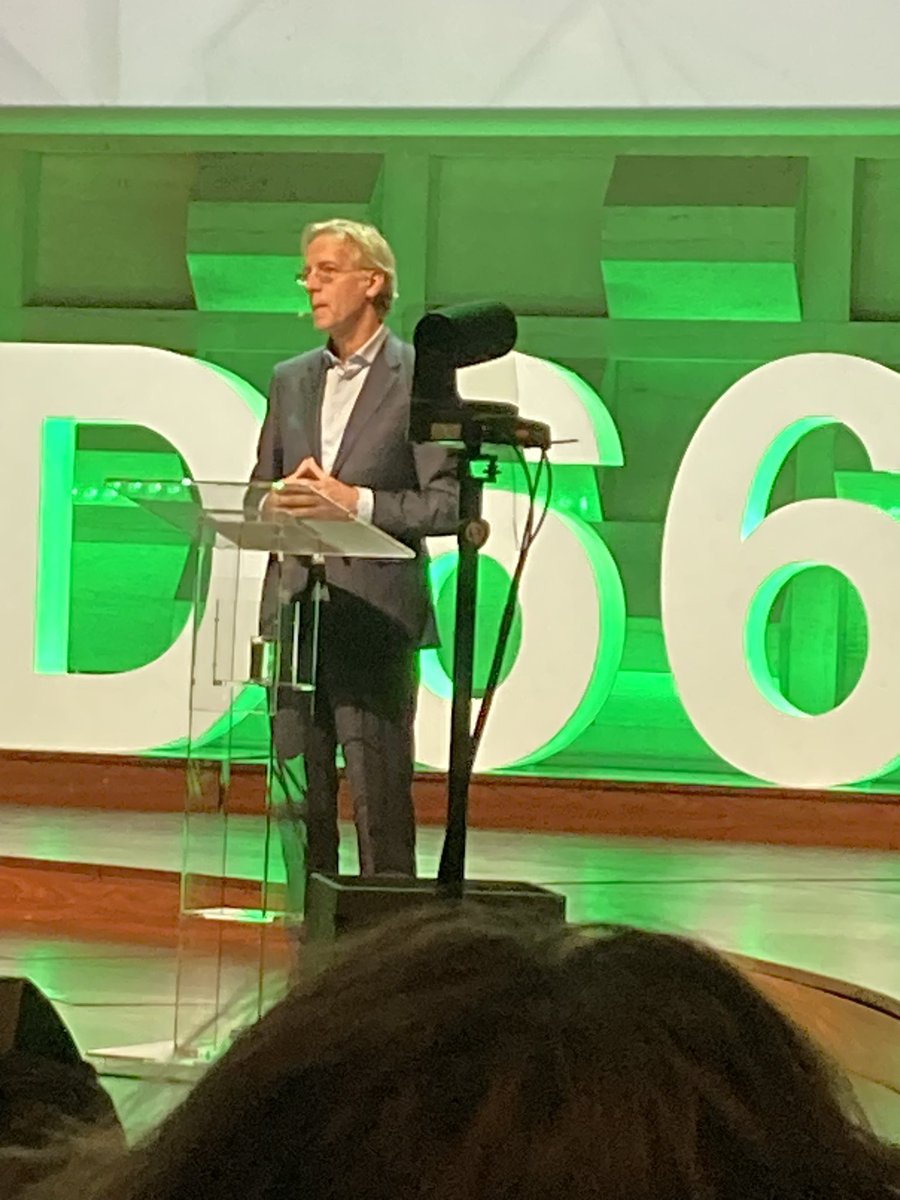 Wat is #ministeronderwijs Robert Dijkgraaf toch een gepassioneerde topper! Zo blij mee! #congresD66