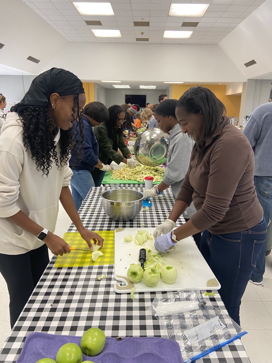 BullisUS's tweet photo. ⁦@BullisSchool⁩ annual pie bake was tremendous success! The entire K-12 community was in action baking nearly 150 apple pies to donate! #community https://t.co/qMfRwViGO1
