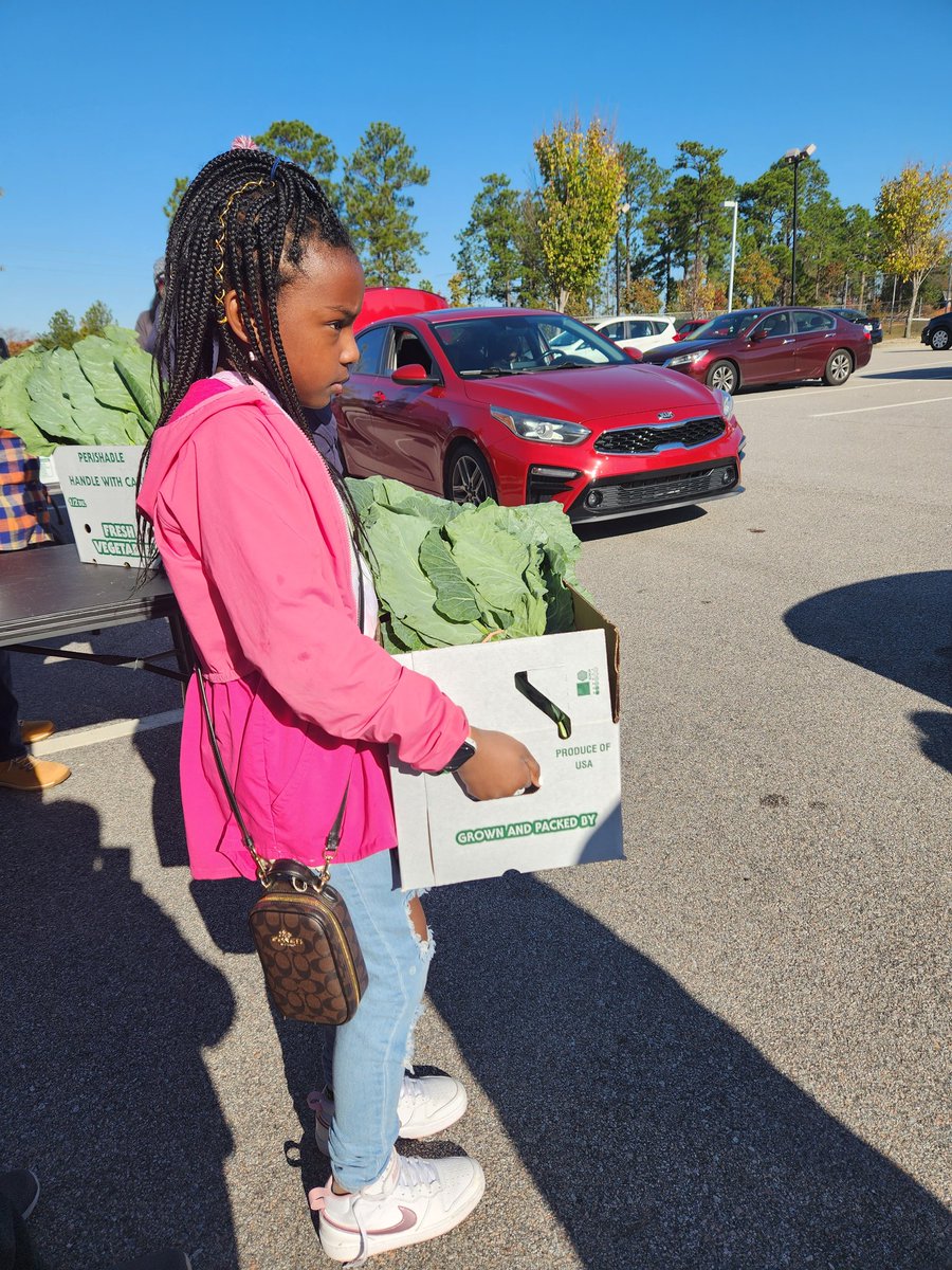 WestwoodAtWork's tweet photo. Big shout out to 2 hardworking @CFK_CFKN students for their community service this morning
at the @RichlandRec Thanksgiving Dinner drive-thru giveaway! @jesica_mackey https://t.co/LlNRQYYqSv