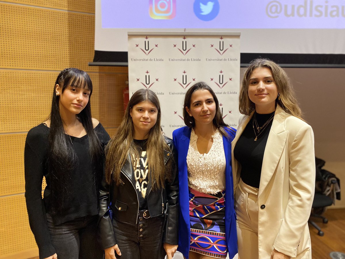 Entrega de la  XIX edició dels premis a treballs de recerca de la UdL. Un plaer compartir amb la Carla Güell el colofó de la seva bona feina. I amb les companyes de centre els altres tres premis <a href="/rosaborrell/">Rosa Borrell</a> <a href="/QuintillaTeresa/">Teresa Quintillà</a> i Emília Bellmunt. @udlsiau #premistdrudl
