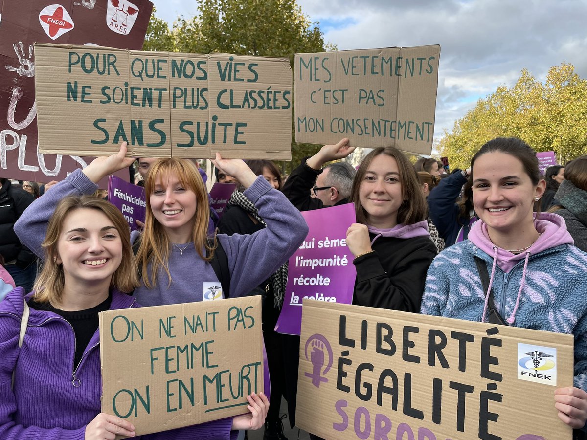 Maelle_FAGE's tweet photo. Le réseau de @La_FAGE est mobilisé aujourd’hui à la manifestation pour dire STOP aux violences sexistes et sexuelles organisée par @NousToutesOrg
À toutes les victimes de violences : vous n’êtes pas seules, on vous croit 💜
PAS UNE DE PLUS 👊
#RasLeViol https://t.co/xby2J29J8C