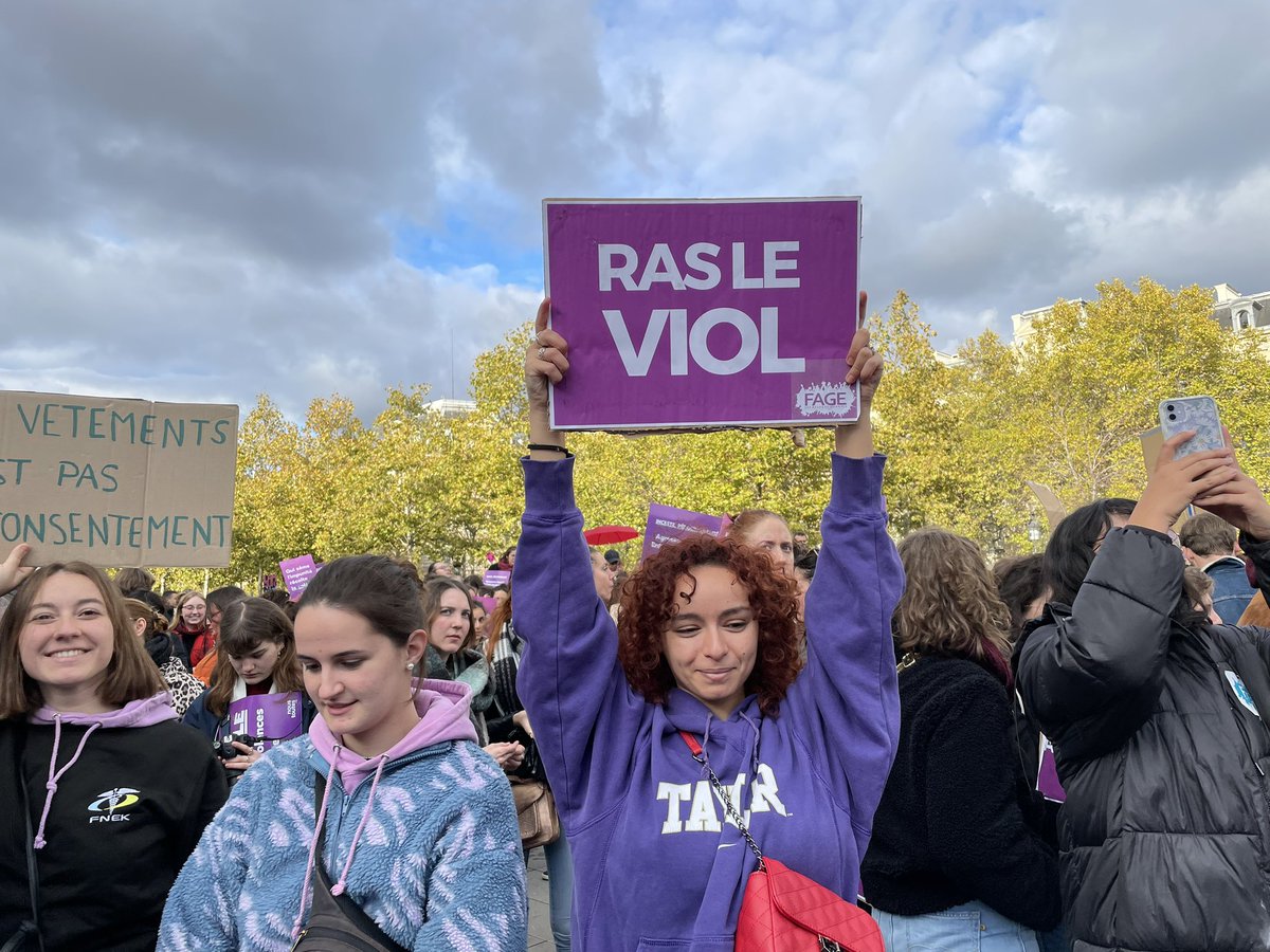 Maelle_FAGE's tweet photo. Le réseau de @La_FAGE est mobilisé aujourd’hui à la manifestation pour dire STOP aux violences sexistes et sexuelles organisée par @NousToutesOrg
À toutes les victimes de violences : vous n’êtes pas seules, on vous croit 💜
PAS UNE DE PLUS 👊
#RasLeViol https://t.co/xby2J29J8C