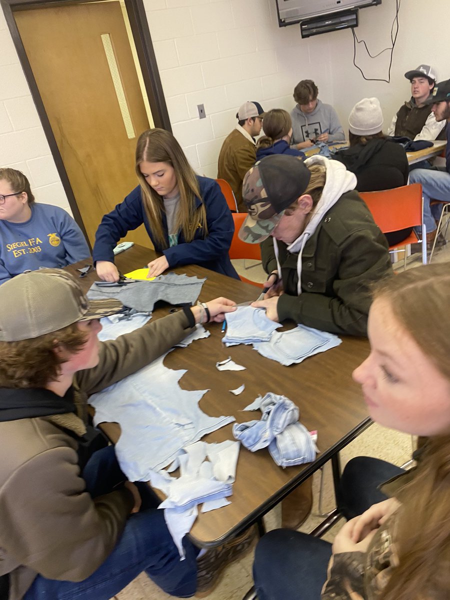 PendergrassAg's tweet photo. Community service project in the works at Camp Clements : Connect/ I am.  @SiegelHighStars @CteSiegel https://t.co/lwQeynpvo5