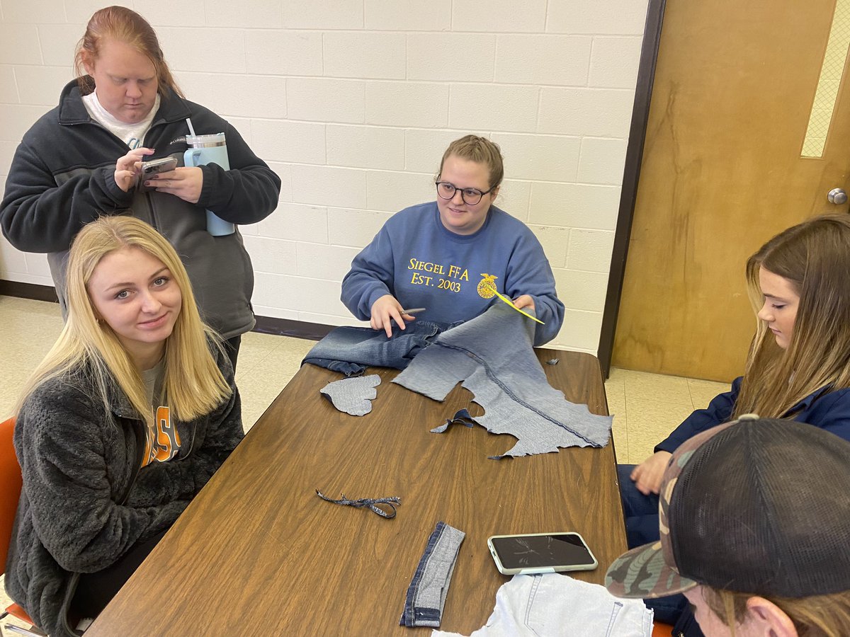 PendergrassAg's tweet photo. Community service project in the works at Camp Clements : Connect/ I am.  @SiegelHighStars @CteSiegel https://t.co/lwQeynpvo5