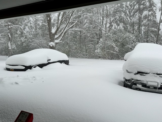 eric_c_shields's tweet photo. If anyone in #BillsMafia  can help with connecting me with a #snowplow in #LancasterNY it would be #Appreciated  Just arrived here from DC and was not ready for this.  #BuffaloStorm2022 #pleasehelp #Heroes #heroneeded #14086 https://t.co/a4mP4Dt5dw