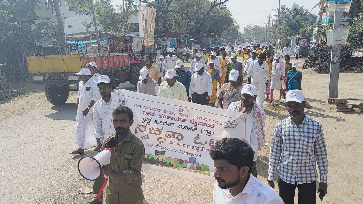 tpkaratagi's tweet photo. ಕಾರಟಗಿ ತಾಲೂಕಿನ ಸೋಮನಾಳದ ಪ್ರೌಢಶಾಲೆ ಆವರಣದಲ್ಲಿ ವಿಶ್ವ ಶೌಚಾಲಯ ದಿನ ಅಂಗವಾಗಿ ಹಮ್ಮಿಕೊಂಡಿದ್ದ ಸ್ವಚ್ಛತಾ ಓಟಕ್ಕೆ ಪಶುಪಾಲನಾ ಪಶುವೈದ್ಯ ಸೇವಾ ಇಲಾಖೆ ಉಪನಿರ್ದೇಶಕರಾದ ನಾಗರಾಜ ಎಚ್ ಚಾಲನೆ ನೀಡಿದರು.
ತಾಪಂ ಇಓ, ತಾಪಂ ಎಡಿ, ಗ್ರಾಪಂ ಪಿಡಿಓ, ಶಾಲೆ ಮುಖ್ಯಶಿಕ್ಷಕರು ಸೇರಿ ಇತರರು ಇದ್ದರು. @ZP_Koppal @Fouzia_Taranum https://t.co/R7g68c6DF5