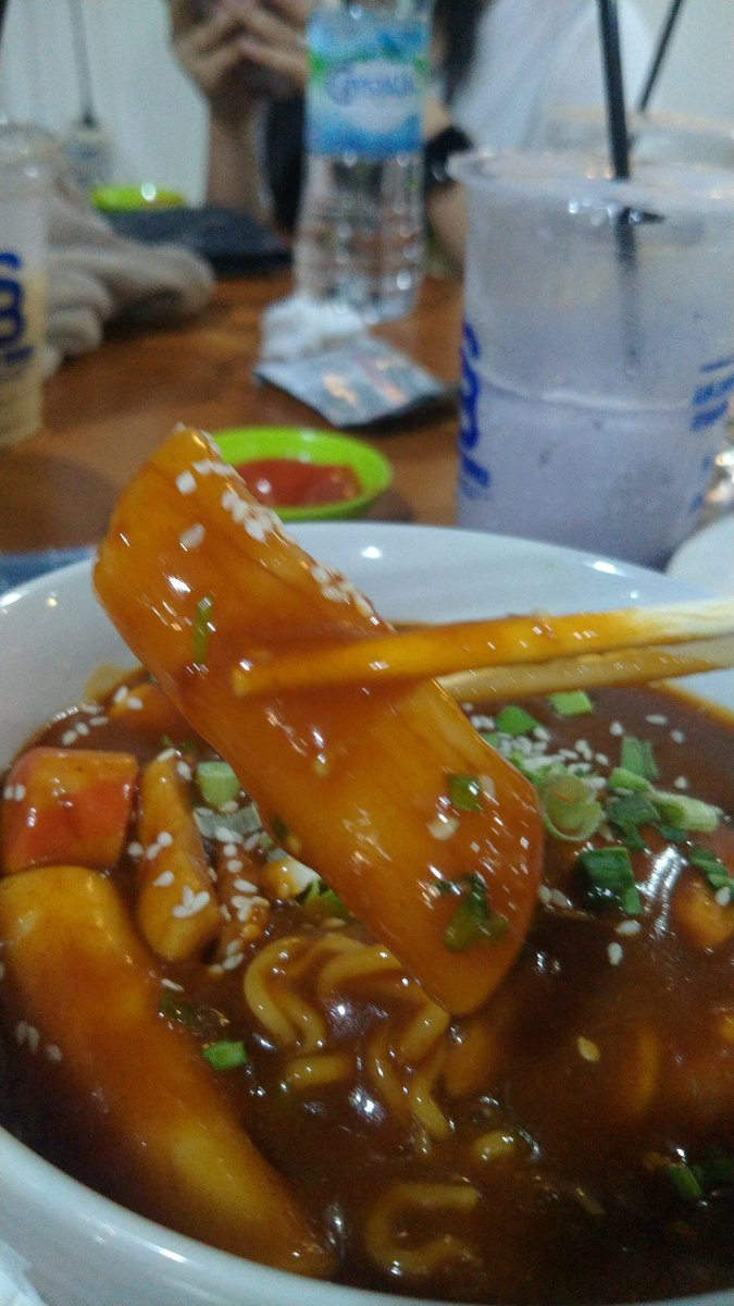 jems_ginting's tweet photo. @FFOODFESS Makan raboki, bentukan toppokinya kaya singkong 😭 https://t.co/1gCKofvpbi