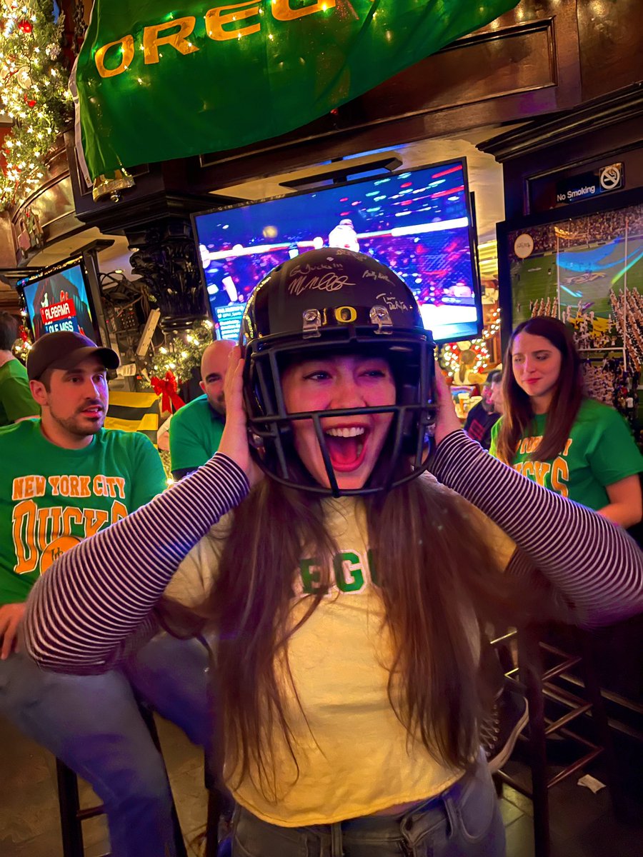 NYCDucks's tweet photo. It’s Gameday!! 🦆😤🏈
▪️ 10:30pm kickoff
▪️ Legends @ w33rd
▪️ 10% of what Oregon fans spend go to the UOAA NY Ducks
▪️ Some 2022 NYC Ducks t-shirts still available
Don’t Quack alone, come watch Oregon beat Utah with other Ducks in the city!!
#GoDucks #AutzenEast https://t.co/JECtyfOh6Z