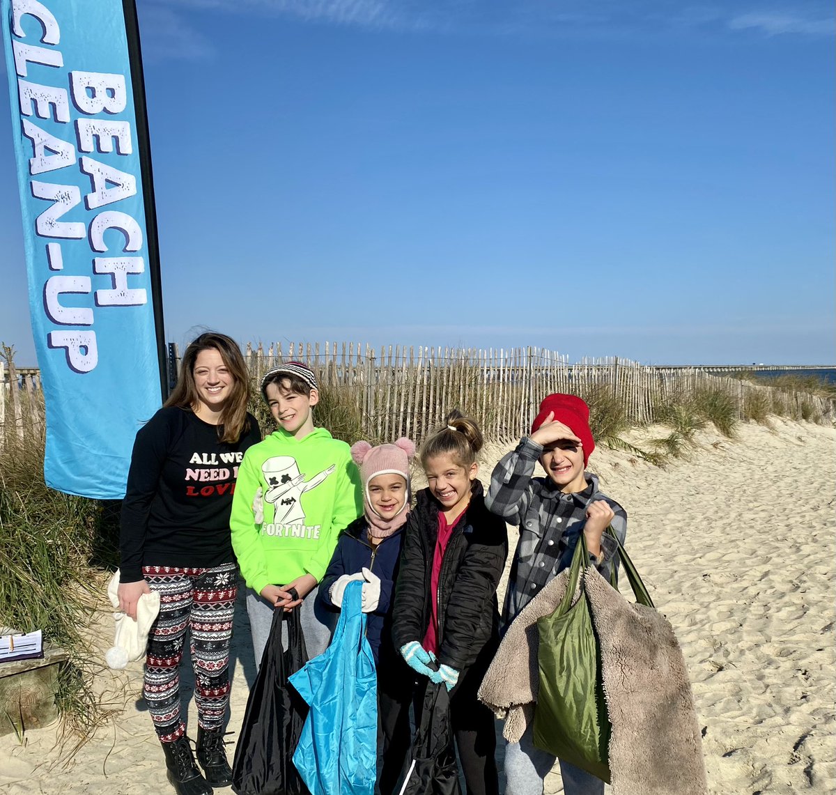 EcoHermitage's tweet photo. #60minutebeachcleanup #beaviking We had 24 volunteers today! They picked up over 50 pounds of trash at Chickโs Beach! #oceanpollutionstartsonland #kidsmakingadifference @HESVBVikings @vbschools @chesapeakebay Huge thanks to everyone who came out on a chilly morning. https://t.co/D1wby5bfET
