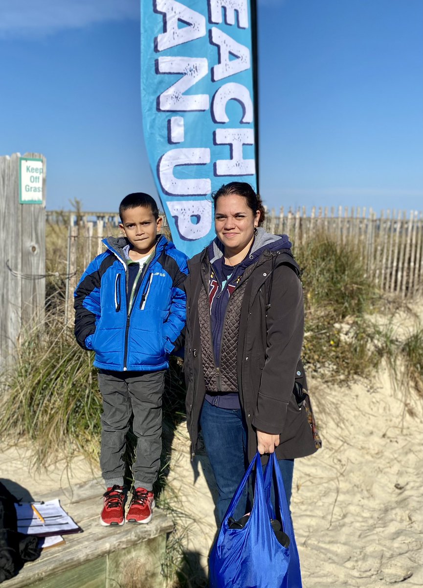 EcoHermitage's tweet photo. #60minutebeachcleanup #beaviking We had 24 volunteers today! They picked up over 50 pounds of trash at Chickโs Beach! #oceanpollutionstartsonland #kidsmakingadifference @HESVBVikings @vbschools @chesapeakebay Huge thanks to everyone who came out on a chilly morning. https://t.co/D1wby5bfET