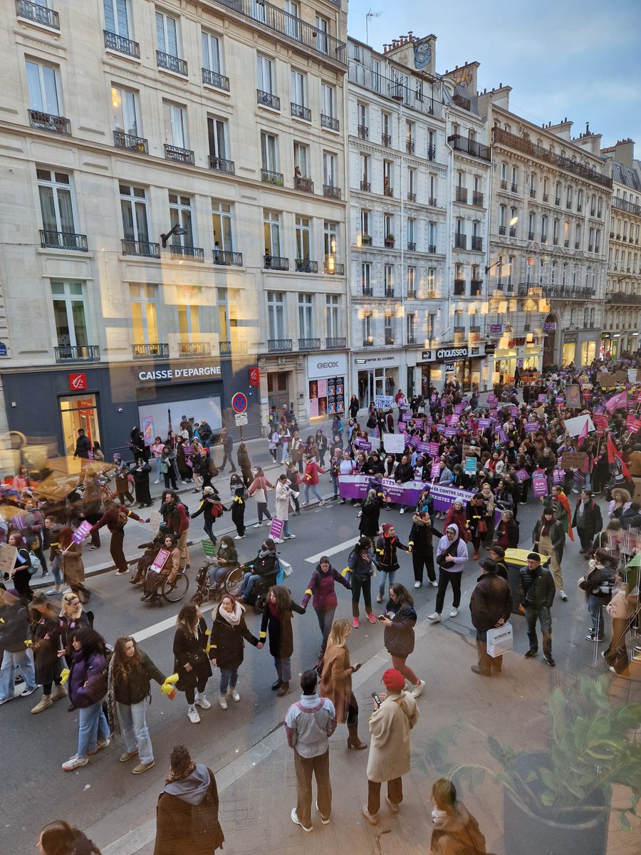 MPMarchand's tweet photo. A la marche #NousToutes, sentiment mélangé. Quelle énergie et cette belle jeunesse mobilisée. Mais tant reste à faire. Les écologistes réclamment de vrais budgets pour lutter efficacement contre les violences sexistes et sexuelles ! https://t.co/75sQ2TUjSw