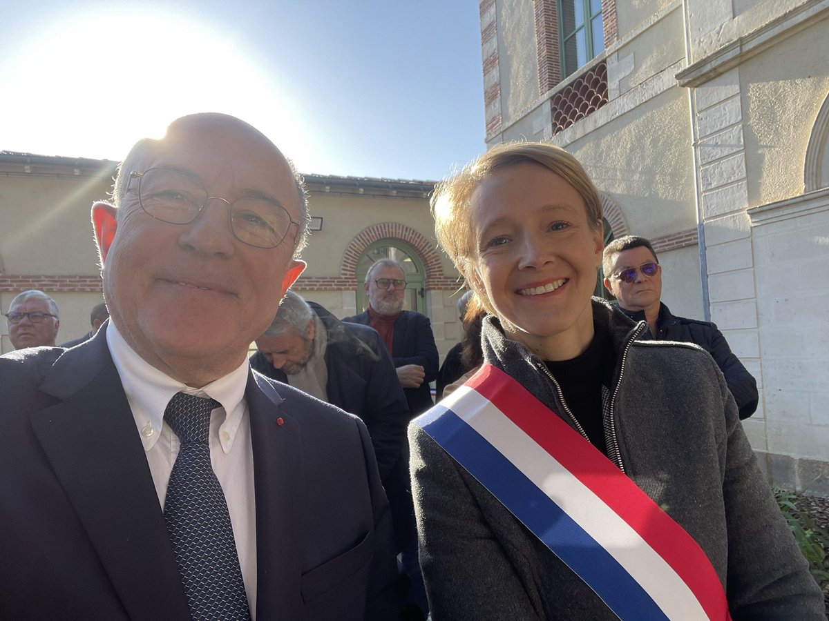 laurentdejoie's tweet photo. A Clisson ce matin pour inauguration Mairie pour représenter @C_MORANCAIS et les @paysdelaloire avec @LGarnier44 @franguillot pour entourer @XavierBONNET Maire de Clisson https://t.co/ydjjcc7U9D