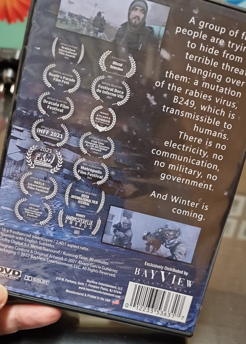 juanjoharo's tweet photo. Como que salir en la contraportada del DVD edición USA del #largometraje @thewinterhunger hace mucha ilusión. El mejor fotograma de la peli junto a mi amiga Zoa Peña 😁
#cine #movies #thewinterhunger #bayview #zombies #airsofter #film #Filmmaking
#cantabria #HorrorMovies https://t.co/FJxgEbbcCS