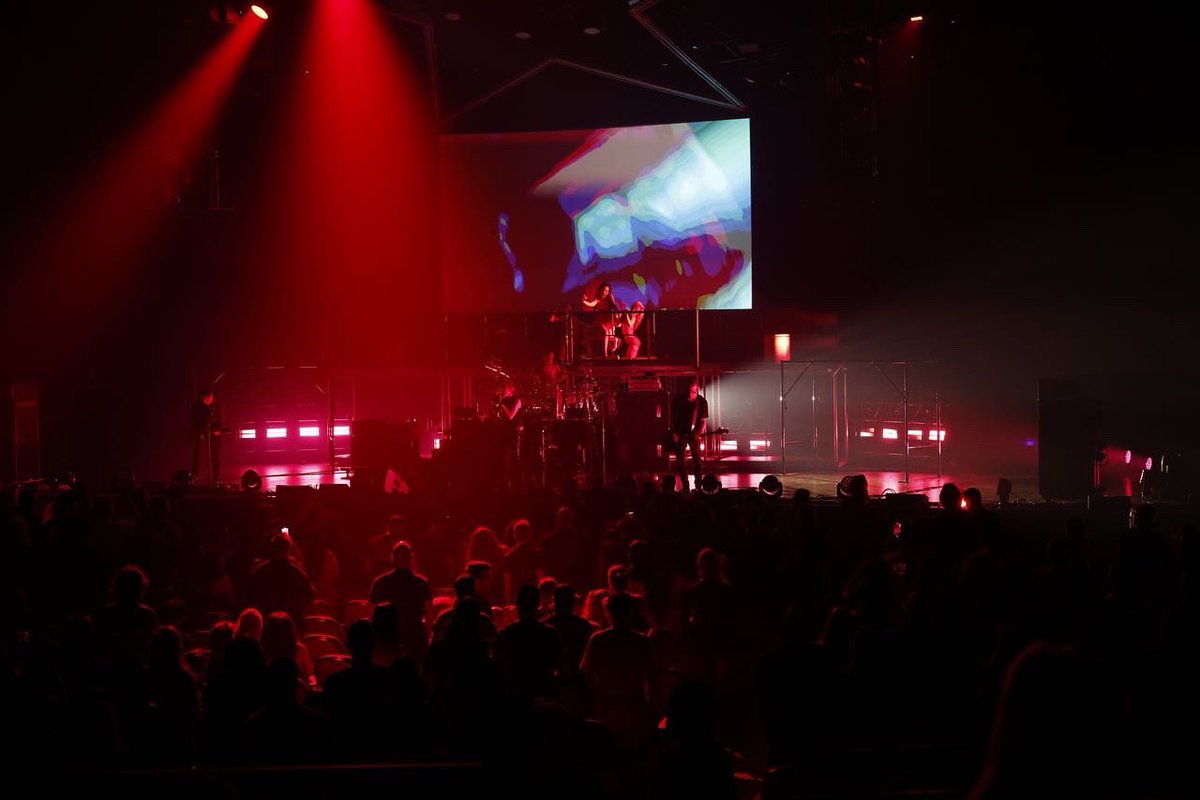 janesaddiction's tweet photo. Thank you Phoenix, last night was great. Tonight is the last night of the tour, Hollywood Bowl - let’s make it a special one! #SpiritsOnFire https://t.co/mgyQWb4ckY