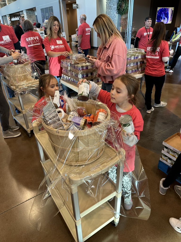 elijahhaahr's tweet photo. Kids are officially off school for Thanksgiving so #7daysOfFun begins with @jamesriver basket making! https://t.co/mVtMuCK9xI