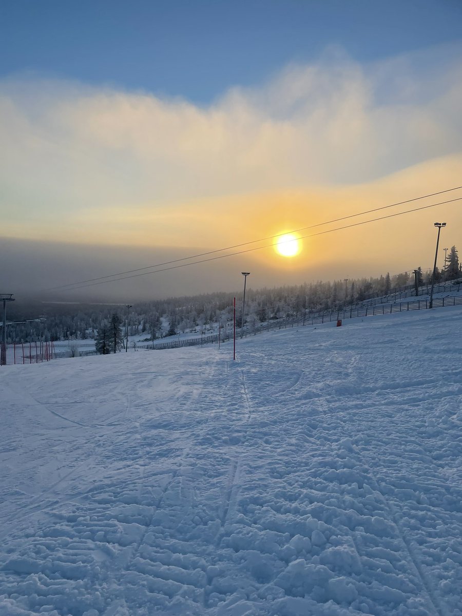 Tänäänkin #ylläs tarjosi parastaan: uusi upea #ylläsexpress -tuolihissi, hyväkuntoinen rinne ja pikkupakkanen. 🤩 #ylläs #doppelmyer #visitfinland #visitlapland