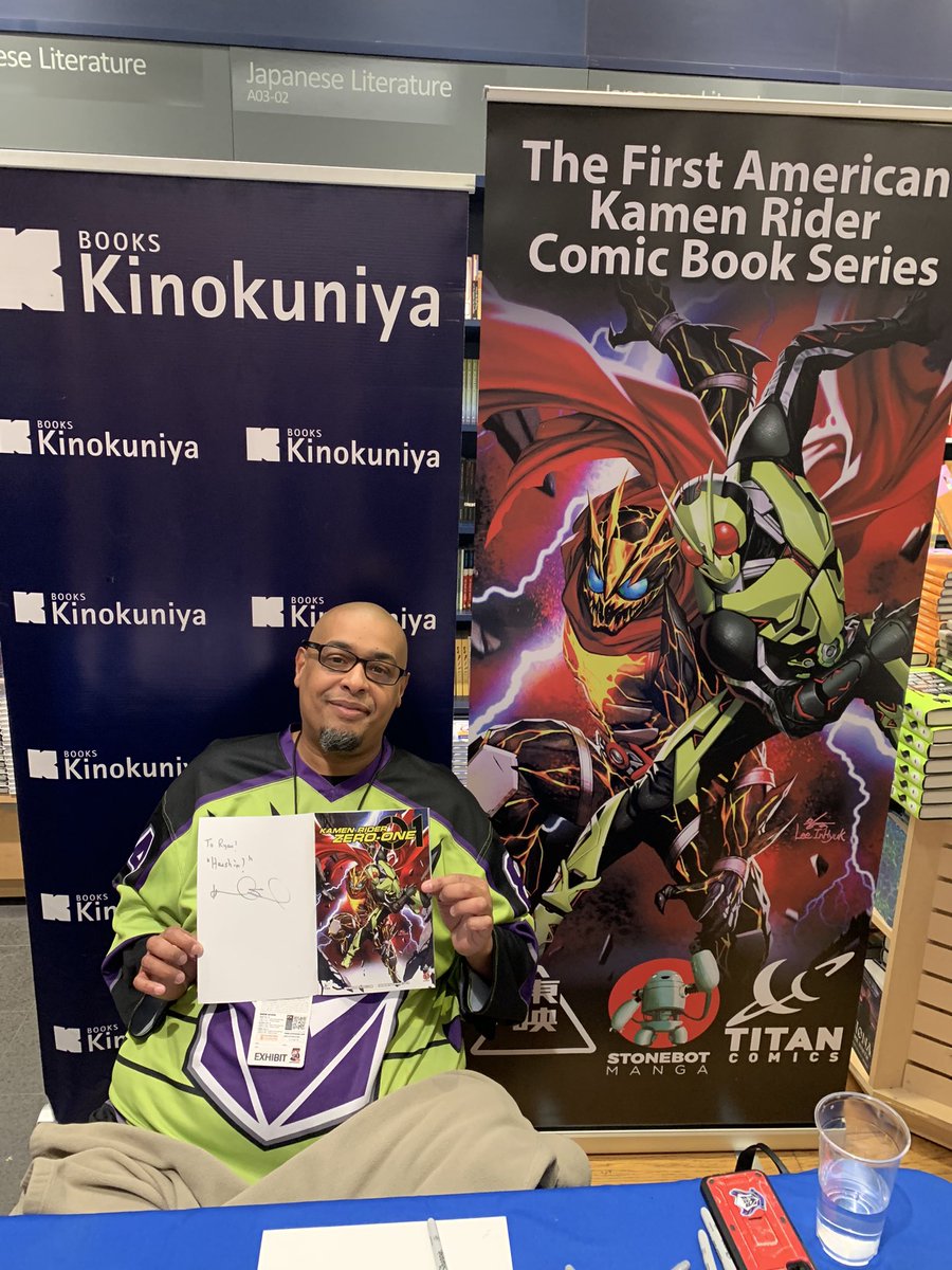 TheTokuNet's tweet photo. #TeamTokuNet attended last nights signing of the new Kamen Rider Zero-One comic at @KinokuniyaUSA, featuring @BrandonEaston!
At 3pm today, you can get your own copy of the Kamen Rider Zero-One comic signed at booth #726 at #AnimeNYC! https://t.co/kdXskd1q6B