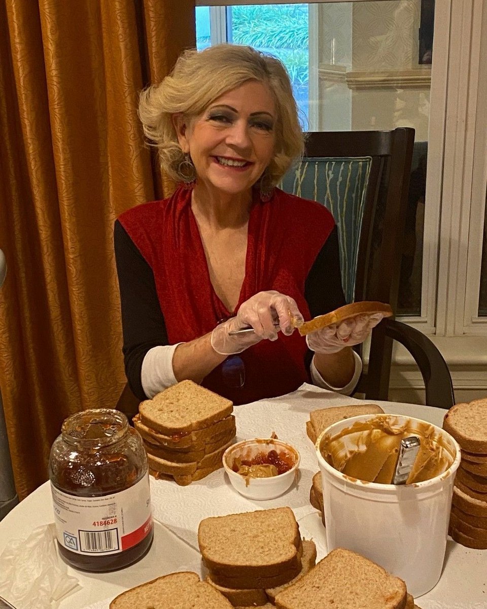 SunriseSrLiving's tweet photo. Today’s #SeasonOfGiving story comes from our community in #NorthCarolina, Sunrise of Providence. Their #LiveWithGenerosity club members made sandwiches for the local non-profit organization, Mel’s Diner, as part of their ongoing partnership with @stmatthewnc. @CLTgov https://t.co/OwziGxa4kA