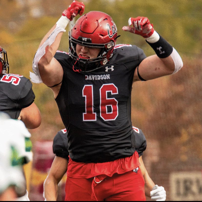 porter_abell8's tweet photo. These two seniors are some of the very best men you will ever meet. Also they aren’t half bad at football. They will be missed, lets keep this train rolling! 

@J15stylski @Lucas_Raber 

#WE #Seniorday #Hammers #Alwaysopen https://t.co/nAexCMEo2h