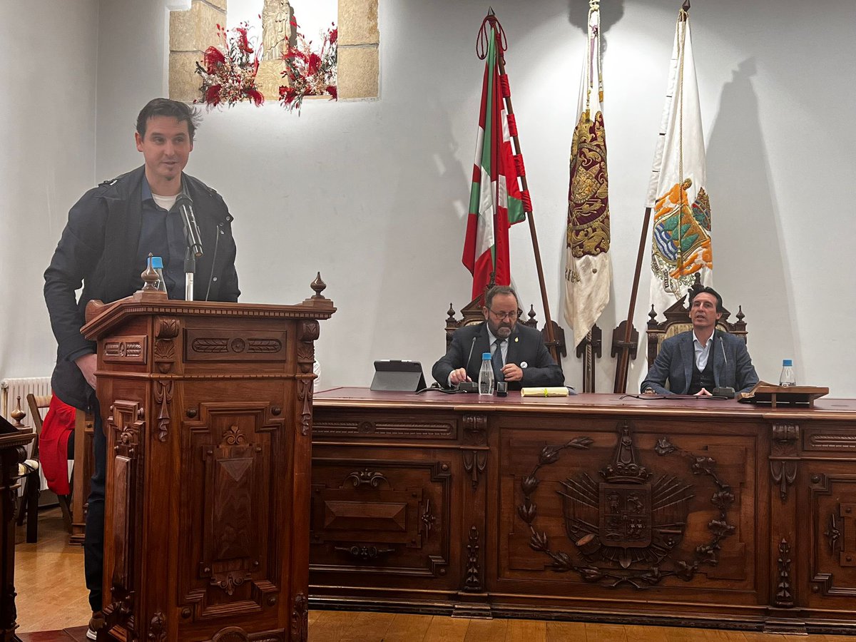 Hondarribia, benetako eta betiko lagunak, eta familia.
Zutaz harro! Zorionak anaitxo!