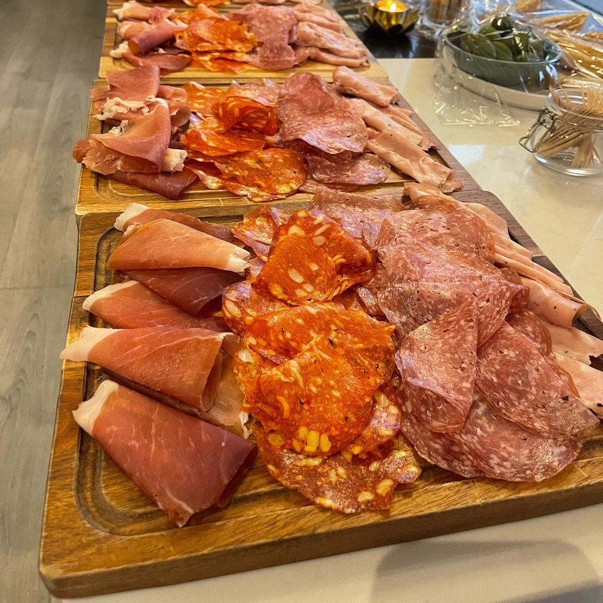 PaulTrainerPT's tweet photo. Cibo on Victoria Rd have started Aperitivi evenings for £15 all you can eat every Friday and Saturday between 5-7pm. The buffet is filled with Italian produce and fresh homemade food. Visitors can expect to see your typical antipasti such as meats, cheeses, flatbreads and olives. https://t.co/dPhehxyiqa