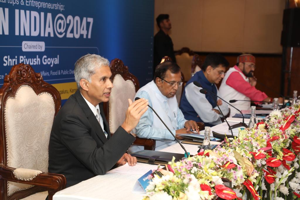 startupindia's tweet photo. Sh Anurag Jain, Secretary #DPIIT gave the opening remarks on Day 1 of Workshop on #Startups &amp; #Entrepreneurship: Vision India @ 2047 in #Bangalore . He spoke about the current scenario of the startup ecosystem and govt support provided.
@DPIITGoI 

#VisionIndia2047 #StartupIndia https://t.co/rlF0EmSnlP