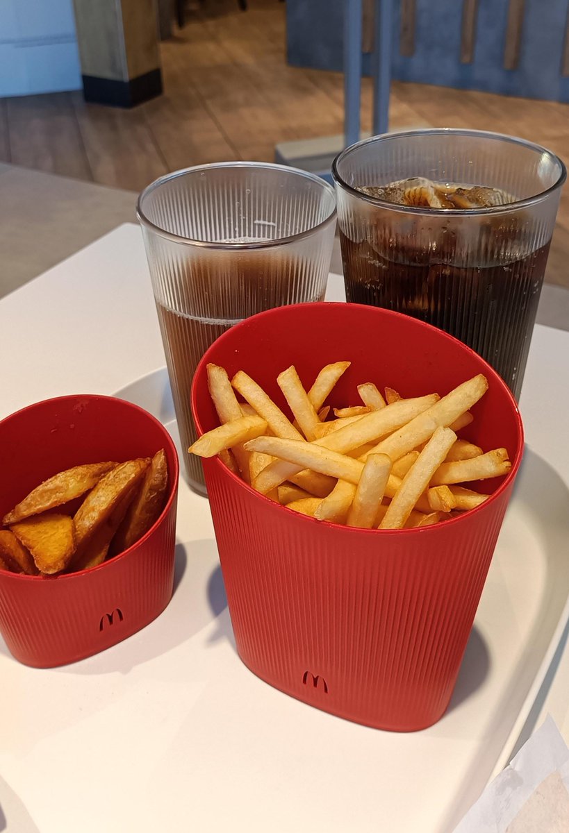 absolutely *loving* the design of this reusable packaging that's being introduced at mcdonalds france