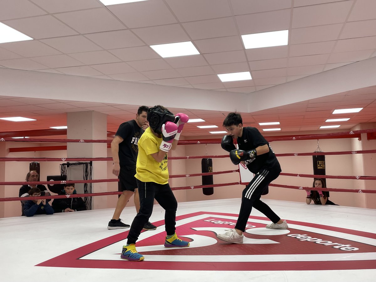 FBoxeoRioja's tweet photo. Hoy hemos tenido una jornada de tecnificación deportiva en la nueva sala de boxeo de @LogroñoDeporte. Nos ha acompañado @rubenantonanzas.
Seguimos aprendiendo y disfrutando con el boxeo 🥊❤️
#BoxeoLaRioja #PNTD https://t.co/rHbe7p6Ozb