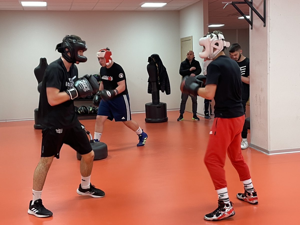 Hoy hemos tenido una jornada de tecnificación deportiva en la nueva sala de boxeo de @LogroñoDeporte. Nos ha acompañado <a href="/rubenantonanzas/">Rubén Antoñanzas</a>.
Seguimos aprendiendo y disfrutando con el boxeo 🥊❤️
#BoxeoLaRioja #PNTD