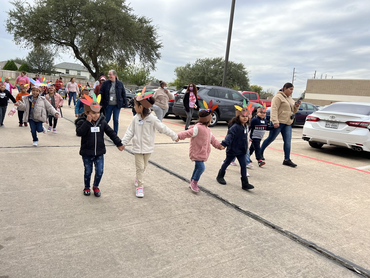MrsJCGomez's tweet photo. We had our turkey trot yesterday and my kiddos had fun with their turkey legs! #CATCHinAction @ReesStars @KathyCherryAP  @MireyaFromTX https://t.co/DbS0if7pnS