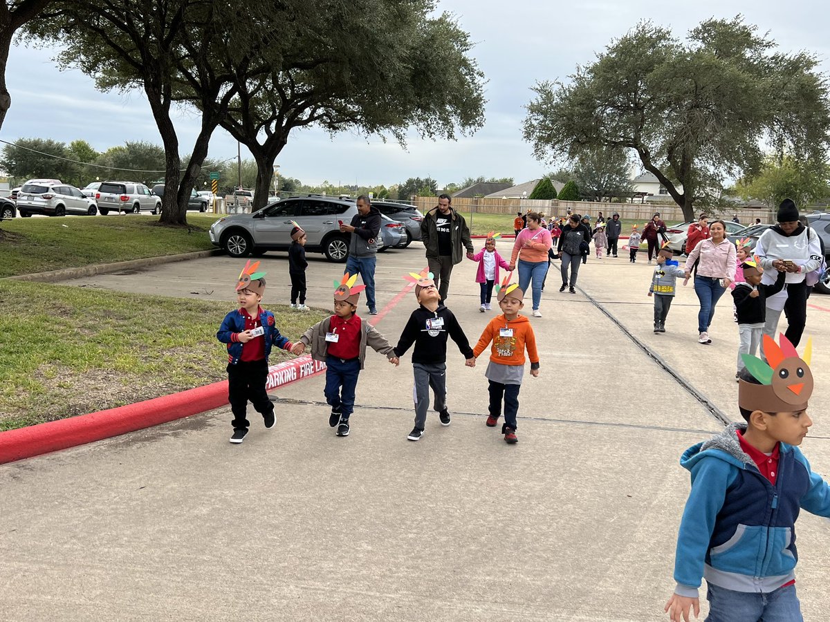 MrsJCGomez's tweet photo. We had our turkey trot yesterday and my kiddos had fun with their turkey legs! #CATCHinAction @ReesStars @KathyCherryAP  @MireyaFromTX https://t.co/DbS0if7pnS