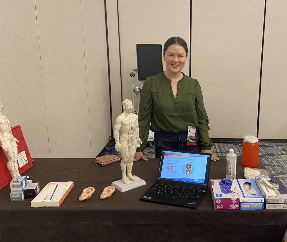 Hands-on acupuncture station for our integrative medicine workshop with @AmyPearsonMD @lmathew9001 @DElmofty & Dr. Mercy Udoji @ASRA_Society #ASRAFALL22 #ASRAFIM