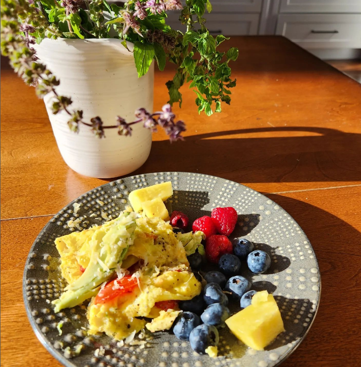 Good morning weekend! A fluffy simple omelette with tomato and avo, topped with a little shaved aged Gouda